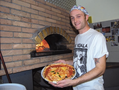 Cristian, il pizzaiolo che sfida l’allergia