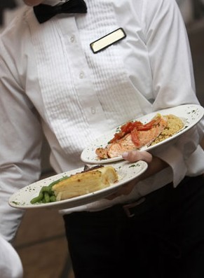 I ristoratori: «Camerieri improvvisati e poco motivati»