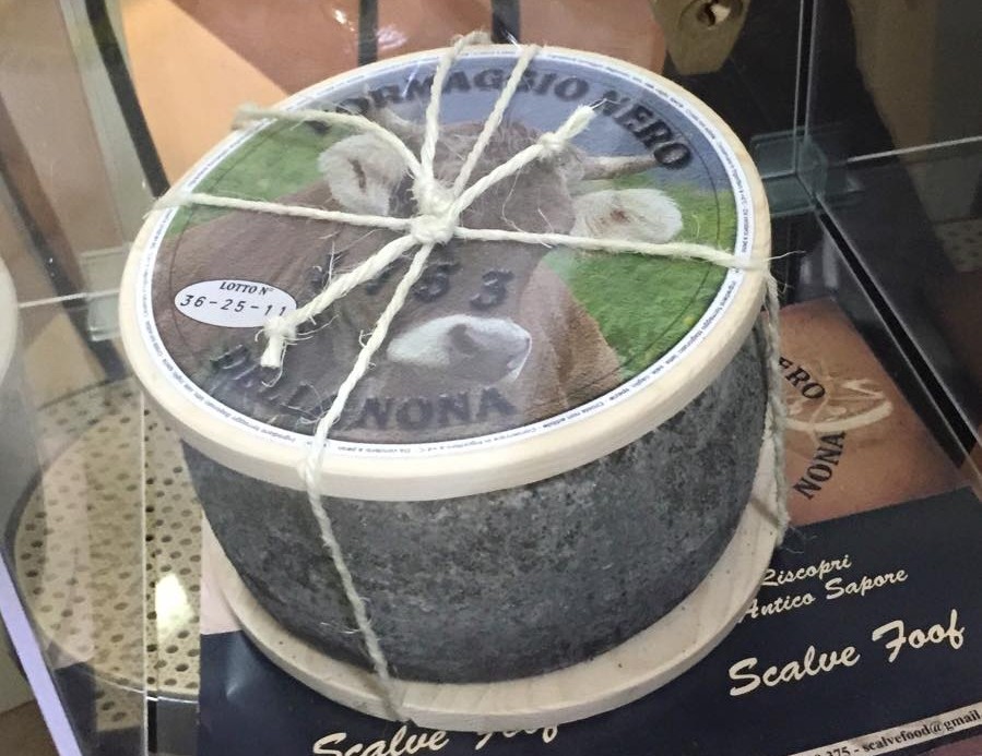 Sapori bergamaschi, il Formaggio Nero della Nona strega le food blogger