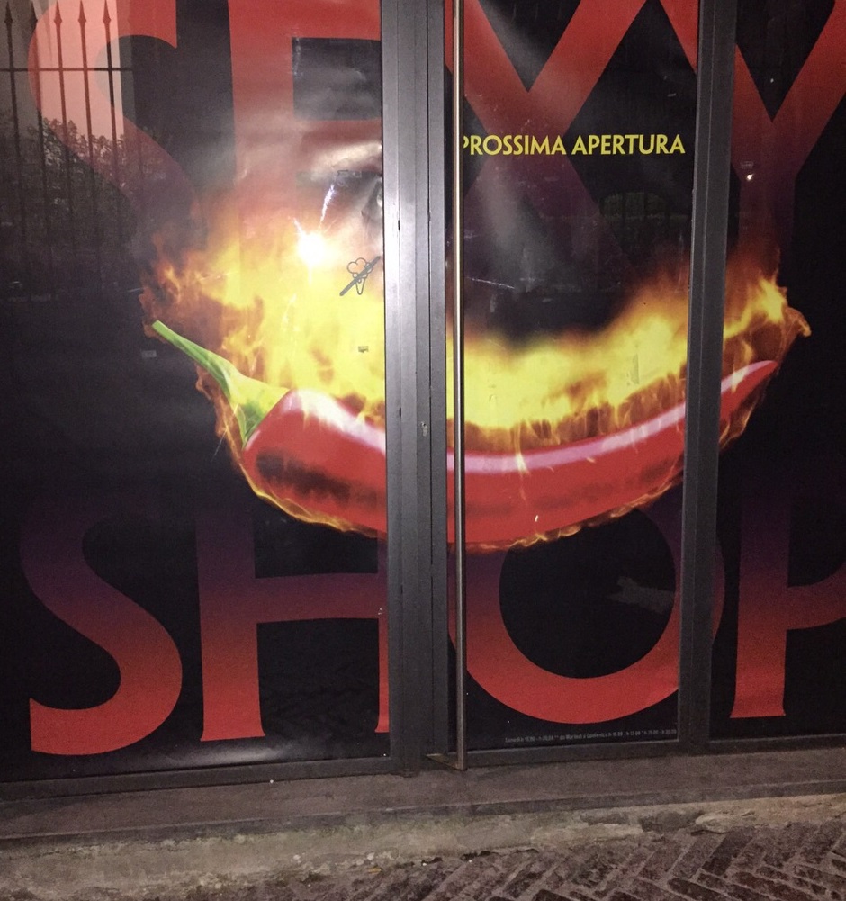 “Sexy Shop” in Città Alta? Tranquilli, è solo un bel pesce d’aprile