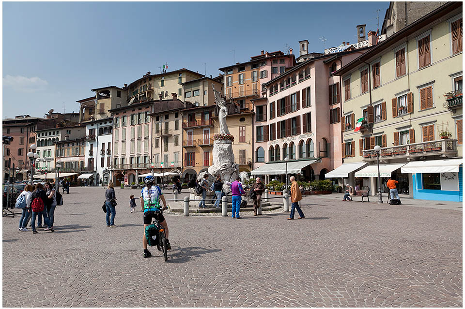 A Lovere la piazza diventa un grande ristorante