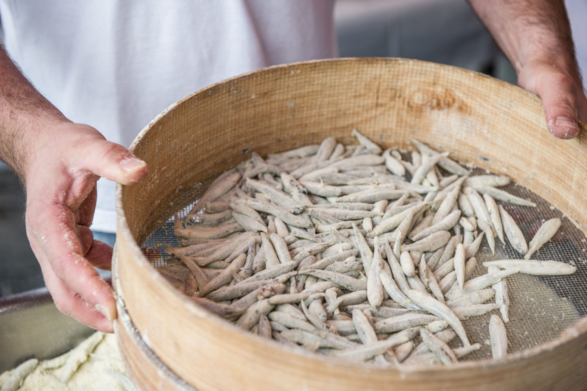 Sarnico, sul lungolago torna la tradizione dei pesciolini fritti