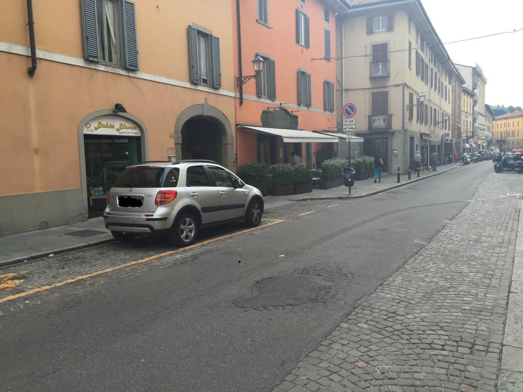 I problemi? Strada rattoppata, multe e parcheggi