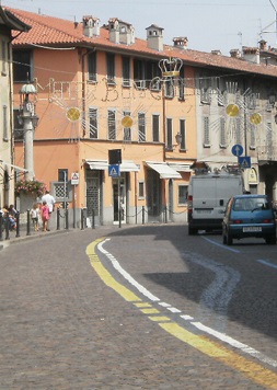 Borgo S. Caterina / Porfido insicuro, via con l’asfalto