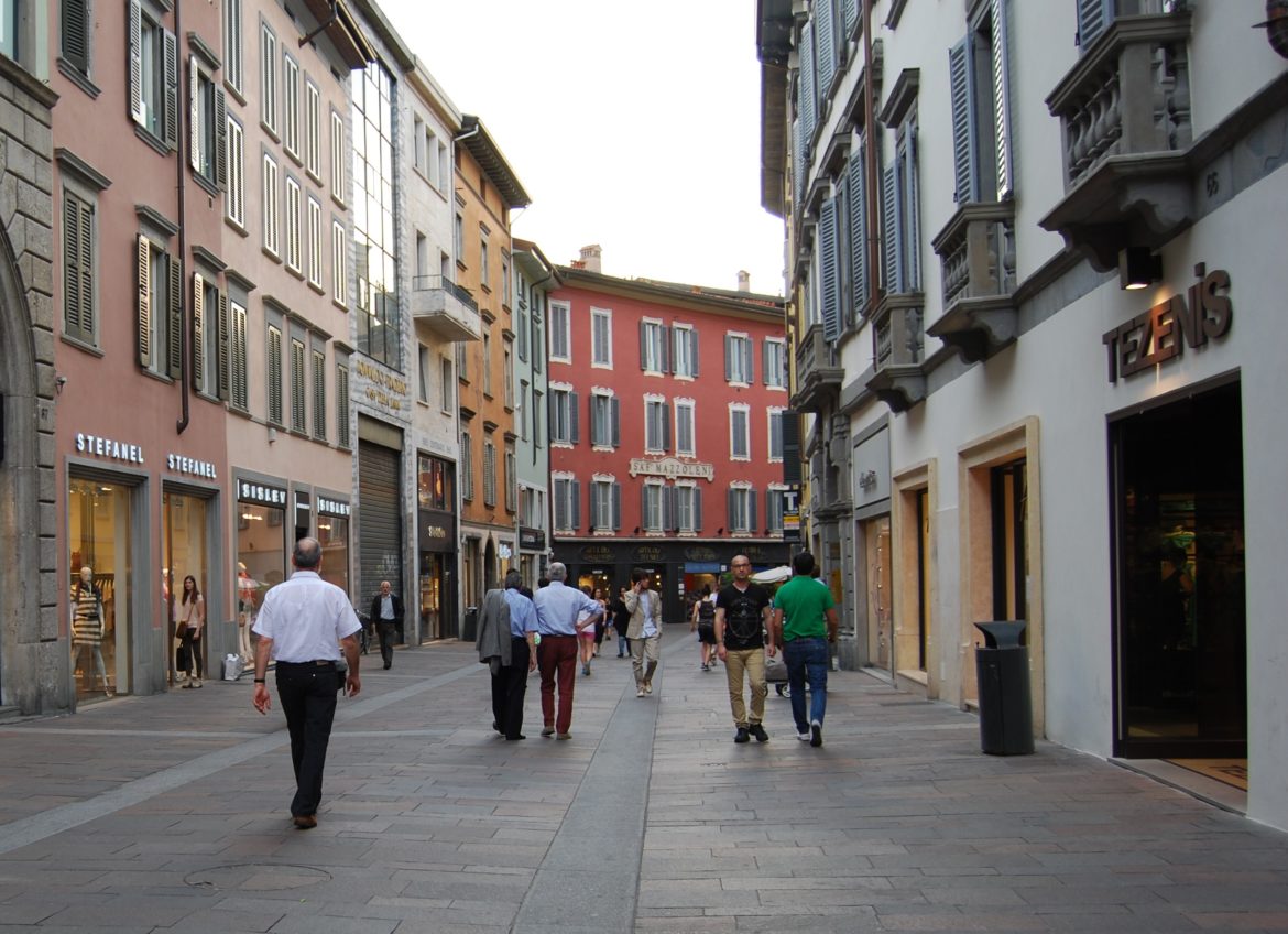 Bergamo, otto residenti su dieci fanno la spesa fuori dal centro