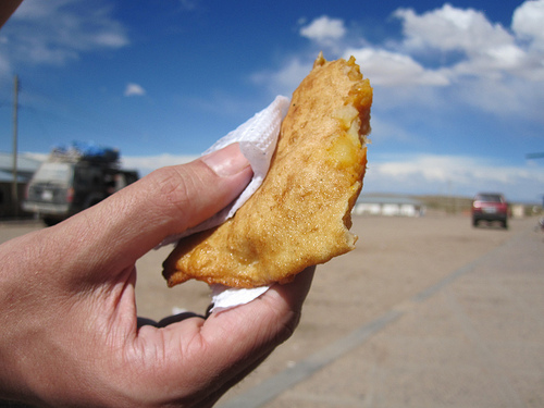 Vendevano empanadas e birra in auto. Sanzionati otto boliviani