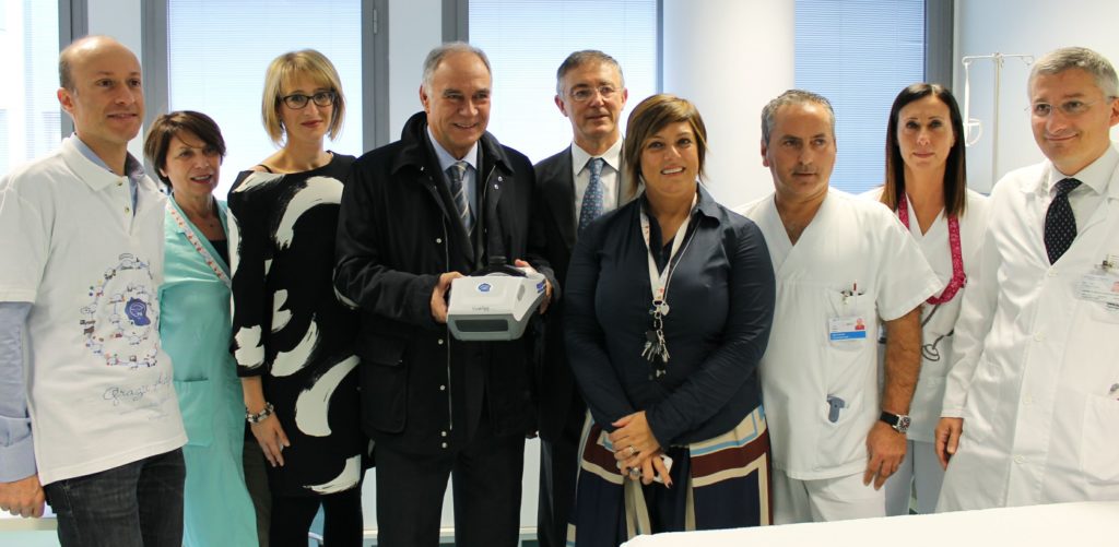 I volontari dell'Associazione amici della pediatria, Sergio Tosato, ad di TenarisDalmine, con in mano il visore, Carlo Nicora, Milena Lazzaroni, Marco Gialli, l'infermiera Maria Teresa Brivio e Lorenzo D'Antiga