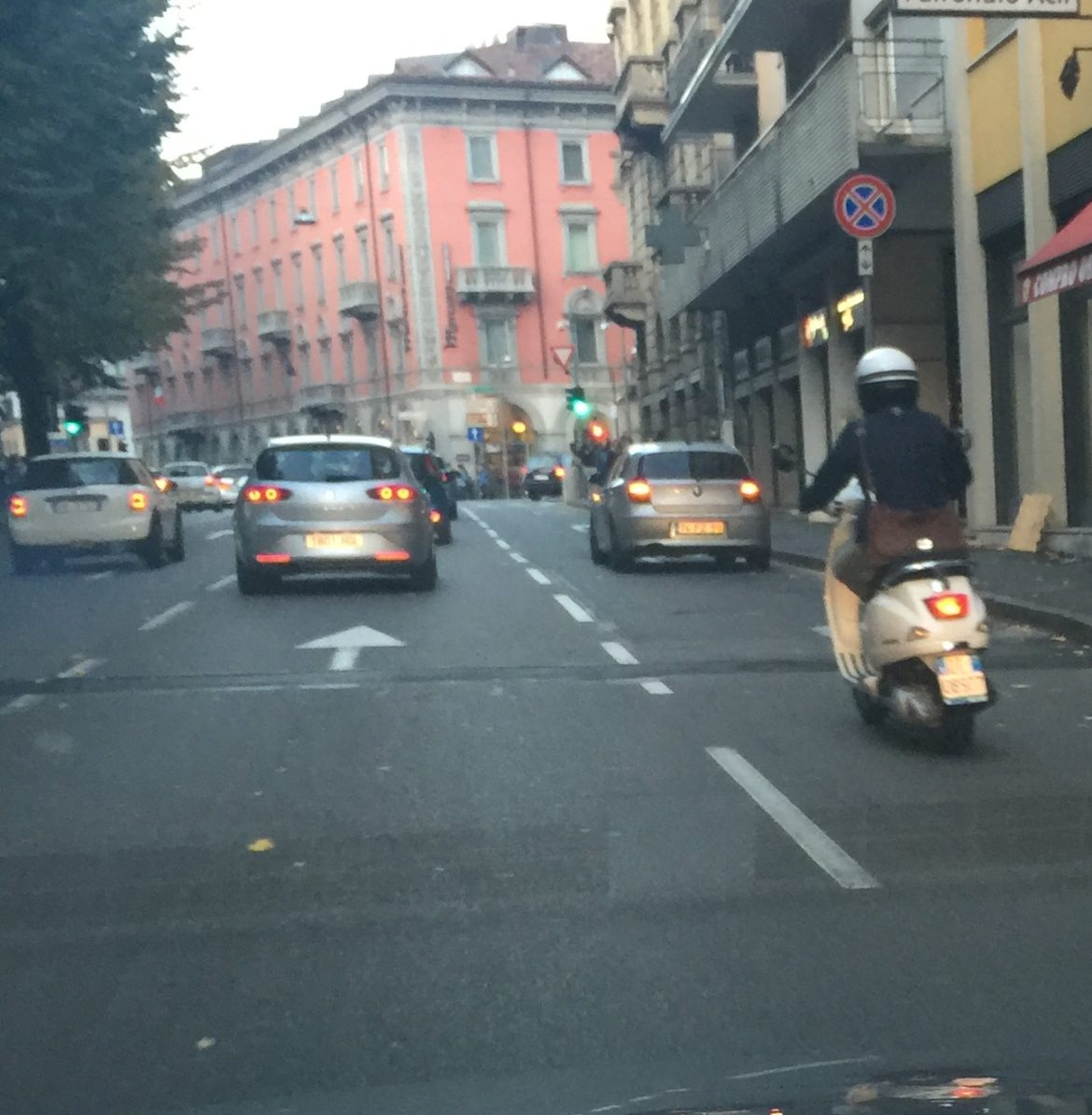 La lettera /  Un’auto blocca sempre via Maj, ma i vigili dove sono?