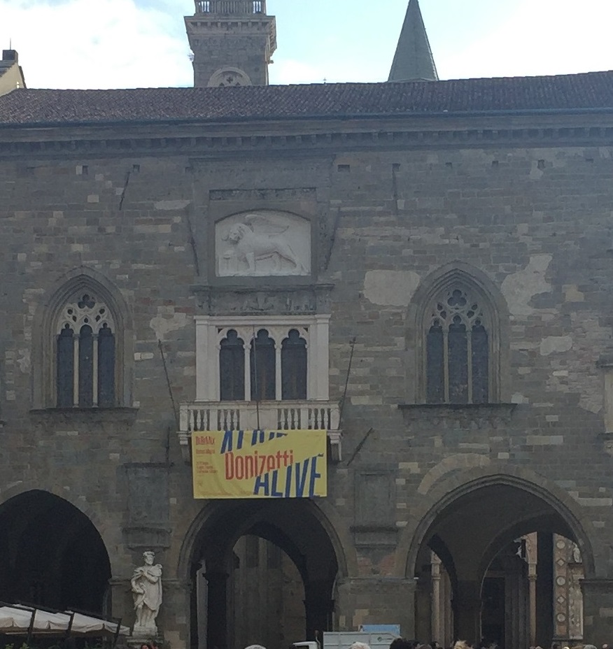 La lettera / Era necessario quel telone giallo sul Palazzo della Ragione?