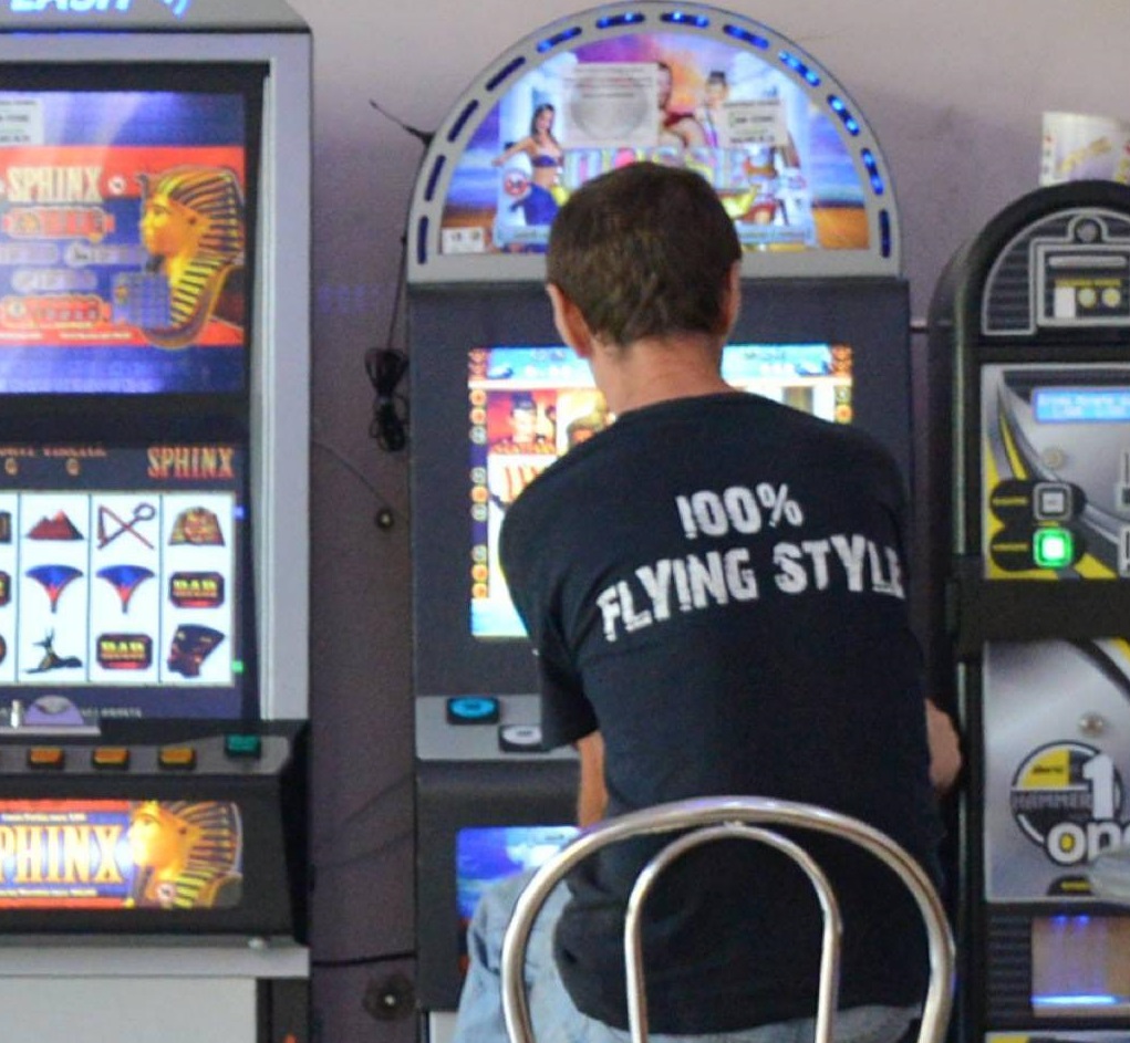 Gioco d’azzardo, le contraddizioni di uno Stato che ignora la “terza via”