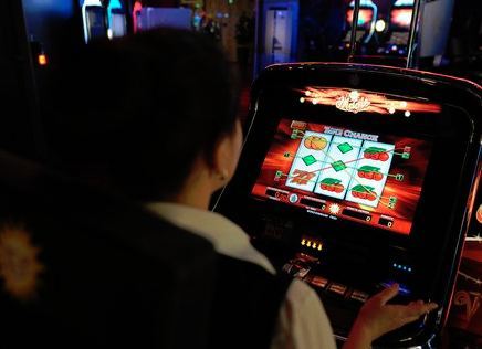 Slot machine, definite le sanzioni per i locali
