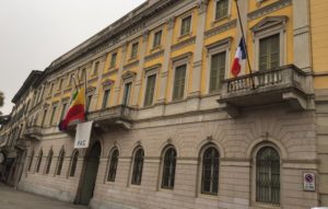 Bandiere a mezz'asta a Palazzo Frizzoni. A destra la bandiera francese