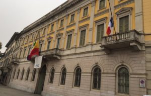 Bandiere a mezz'asta a Palazzo Frizzoni. A destra la bandiera francese 