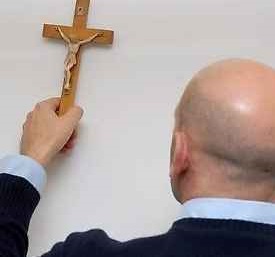 Niente simboli cristiani a scuola, l’integralismo “suicida” di certi presidi