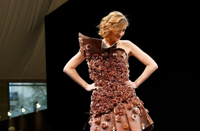 Milano, alla prima del “Salon” persino gli abiti sono di cioccolato