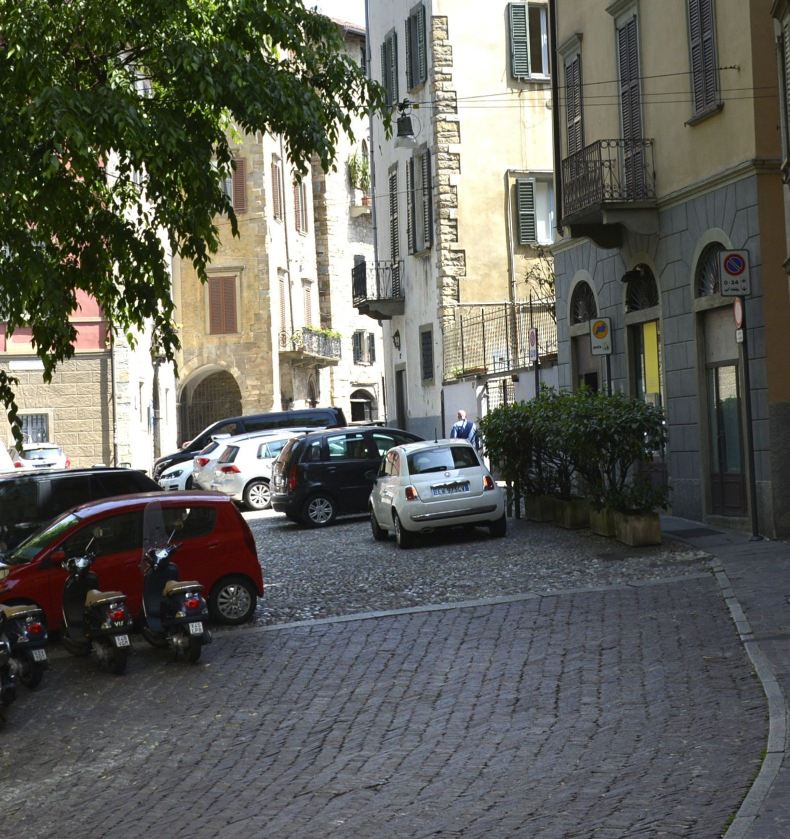 Piazza Mercato del Fieno, dal 1° aprile arrivano i parcometri