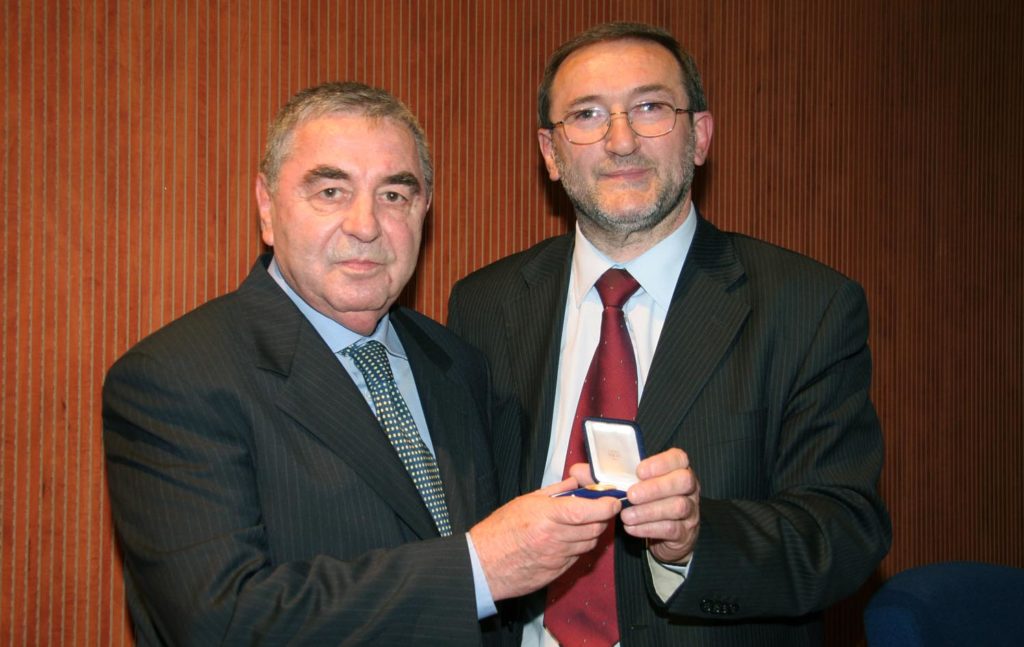 Mario Moriggi premiato da Paolo Malvestiti nel 2006