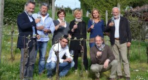 Da sinistra in piedi: Fabio Leoncini (Tellurit), Eligio Magri (Eligio Magri), Cristina Papetti (Sassi della Luna), Simonetta Ferrario (Caminella), Laura Micheli (Valba) e Carlo Ravasio (Sant’ Egidio). Da sinistra accovacciati: Daniel Pennacchio (Cascina Lorenzo) e Antonio Lecchi (Casa Virginia) 