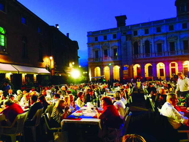 Mercoledì torna la Cena del buonumore in Piazza vecchia