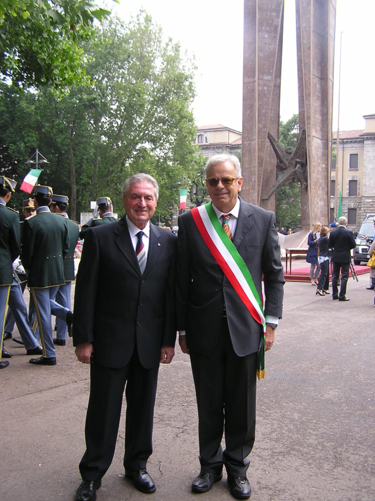 Angelo Falconi con il vicesindaco di Villongo Danilo Bellini