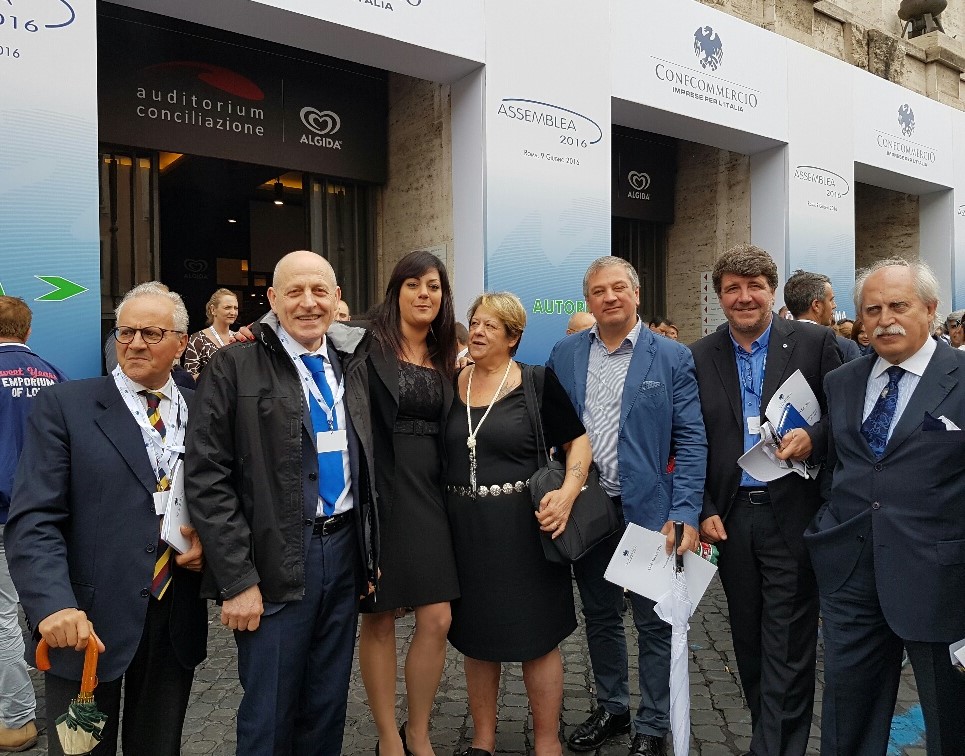 Foto con i colleghi per Livio Bresciani (secondo da sinistra) all'assemblea della Confcommerico, Al suo fianco la giovane imprenditrice Silvia Galvani, che ha portato la propria testimonianza
