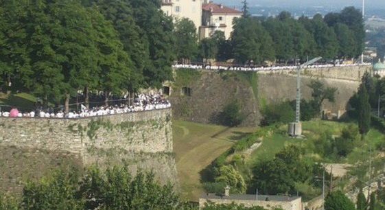 In 11.500 sulle Mura. Gori: «È un record, ma il nostro abbraccio va alle vittime di Dacca»