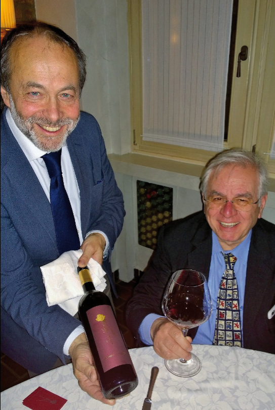 il questore di Bergamo Girolamo Fabiano assaggia i vini di Antonio Lecchi