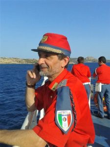 Fabio Morzenti, proprietario della fucina è anche il direttore della Fanfara Storica Città dei Mille di Bergamo. Qui è ritratto corso della trasferta appena conclusa all'isola della Maddalena, in occasione dei festeggiamenti per Garibaldi