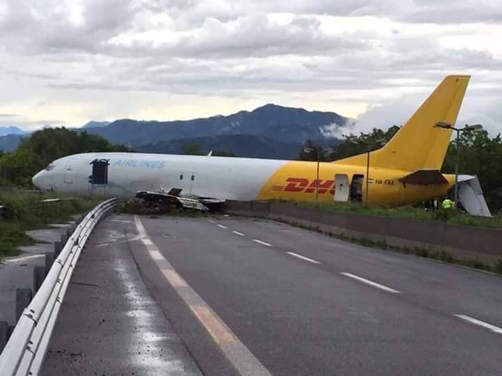 Orio, aereo cargo esce di pista e invade la superstrada. Distrutte diverse auto, viabilità nel caos