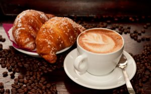 colazione-cappuccino-croissant