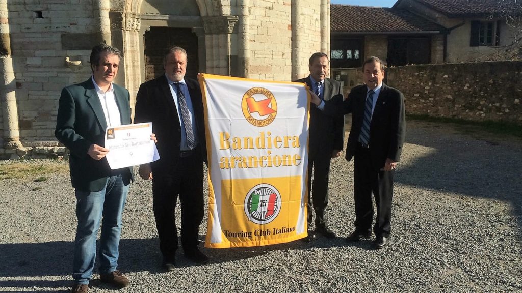 Da sinistra Roberto Facchinetti, presidente della Comunità Montana Valle Imagna; Carlo Personeni, presidente Bim; Giambattista Brioschi, sindaco di Almenno San Bartolomeo, premiato con la Bandiera arancione, e Pino Spagnulo, console Touring per la Lombardia