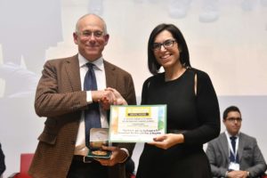 L'assessore allo Sviluppo economico di Regione Lombardia Mauro Parolini consegna il premio 'Digital Award 2016', per la categoria Ospitalità, all'Agenzia per lo sviluppo e la promozione turistica della provincia di Bergamo