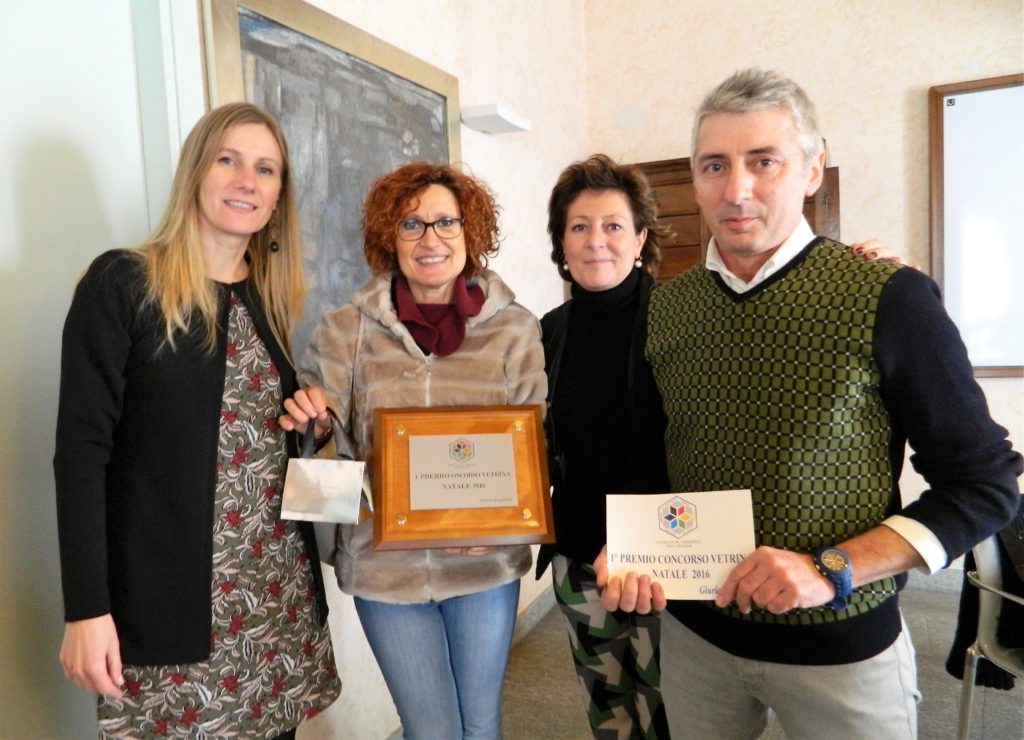 distretto zingonia - premiazione vetrina di Natale - Giovanna Rossetti e Gianfranco Armanni - Carla alimentari - Osio Sotto