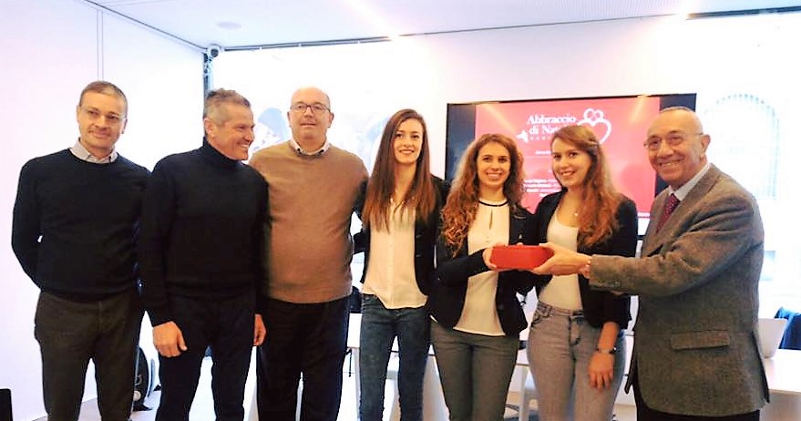 L’Abbraccio di Natale immortalato in 3mila foto. Lo scatto vincente è di tre universitarie