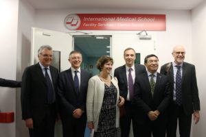 Da sinistra, Andrea Biondi, vice rettore dell'Università di Milano Bicocca, Carlo Nicora, Cristina Messa, Remo Morzenti Pellegrini, Max Lu e John Joe McFadden dell'Università del Surrey