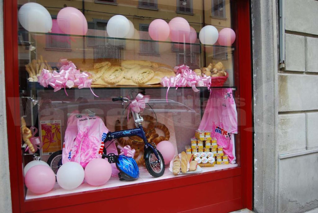 Scatta il Giro d’Italia, negozi in gara per la vetrina più “rosa”