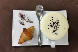 Cappuccino e brioche? In realtà è una zuppa di patate e funghi con spuma al parmigiano con croissant salato