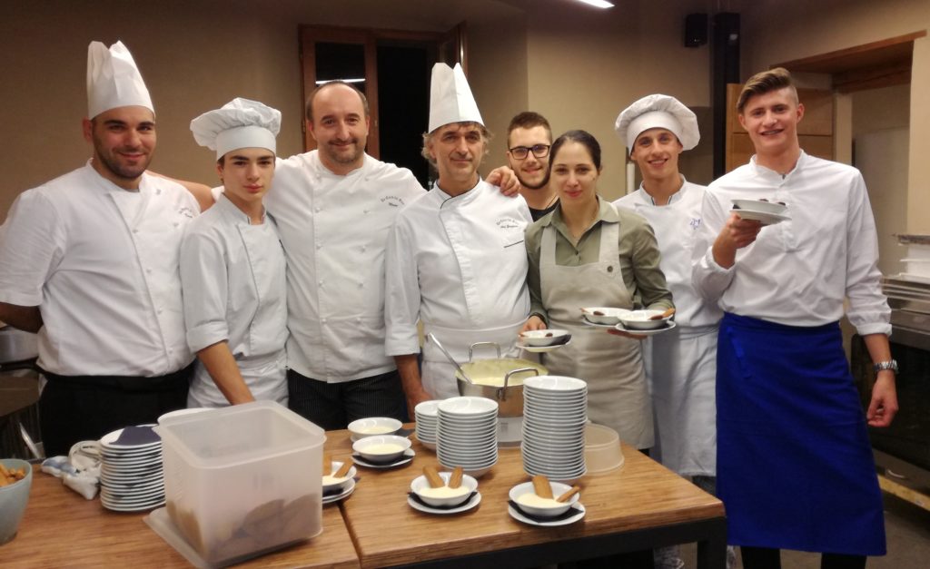 Lo chef Graziano Foresti, al centro, e i collaboratori al labovo al castello di Solza per il menù dell'Isola