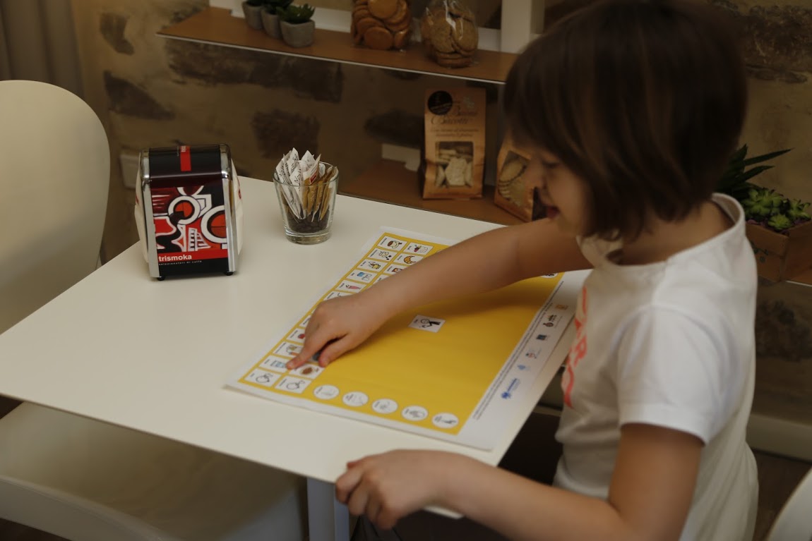 Giornata mondiale dell’autismo. Per i bar e i ristoranti c’è la tovaglietta in simboli