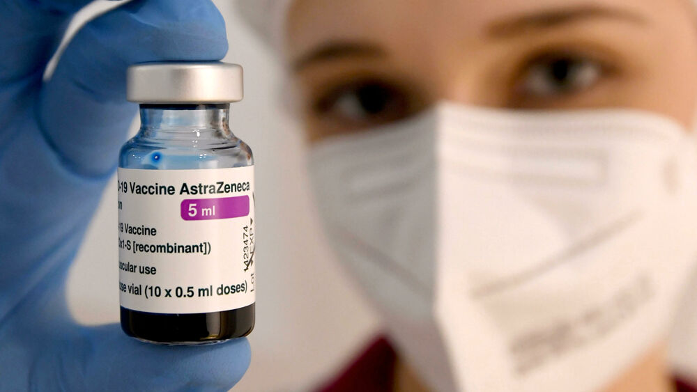 La paura per il vaccino AstraZeneca è l’alibi perfetto per la politica. Sarebbe meglio parlare meno e agire di più
