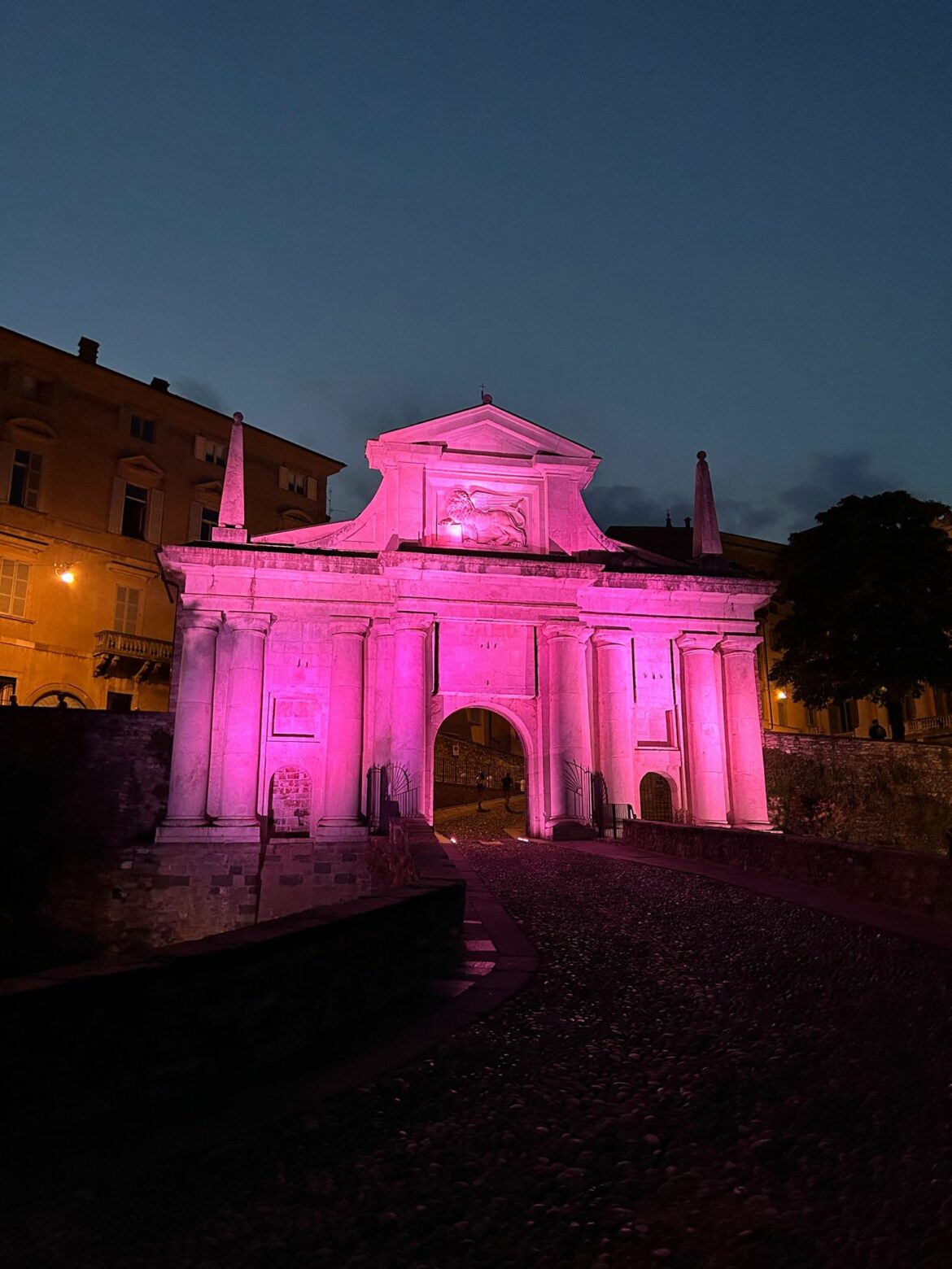 Porta San Giacomo e vetrine in rosa per la campagna di screening del tumore al seno